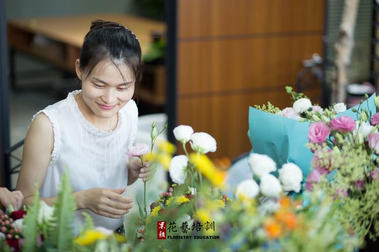 如何成就高级花艺师职称? 如何成就高级花艺师职称呢!