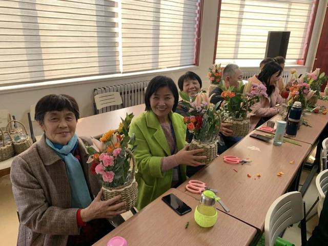 花艺如何在老年大学推广? 老年大学学画画!