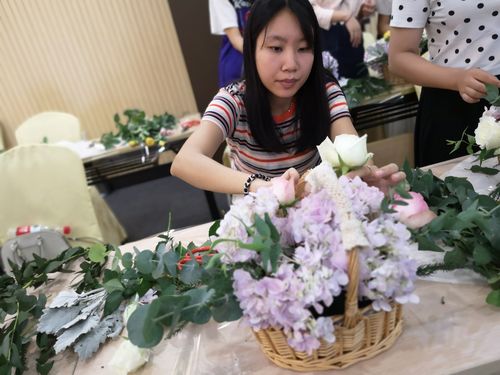 花艺师如何打刺绣花板视频? 花艺师如何打刺绣花板视频教程!